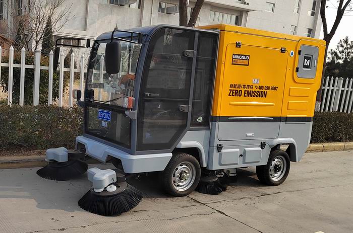 渭南某工廠(chǎng)用明諾四輪掃