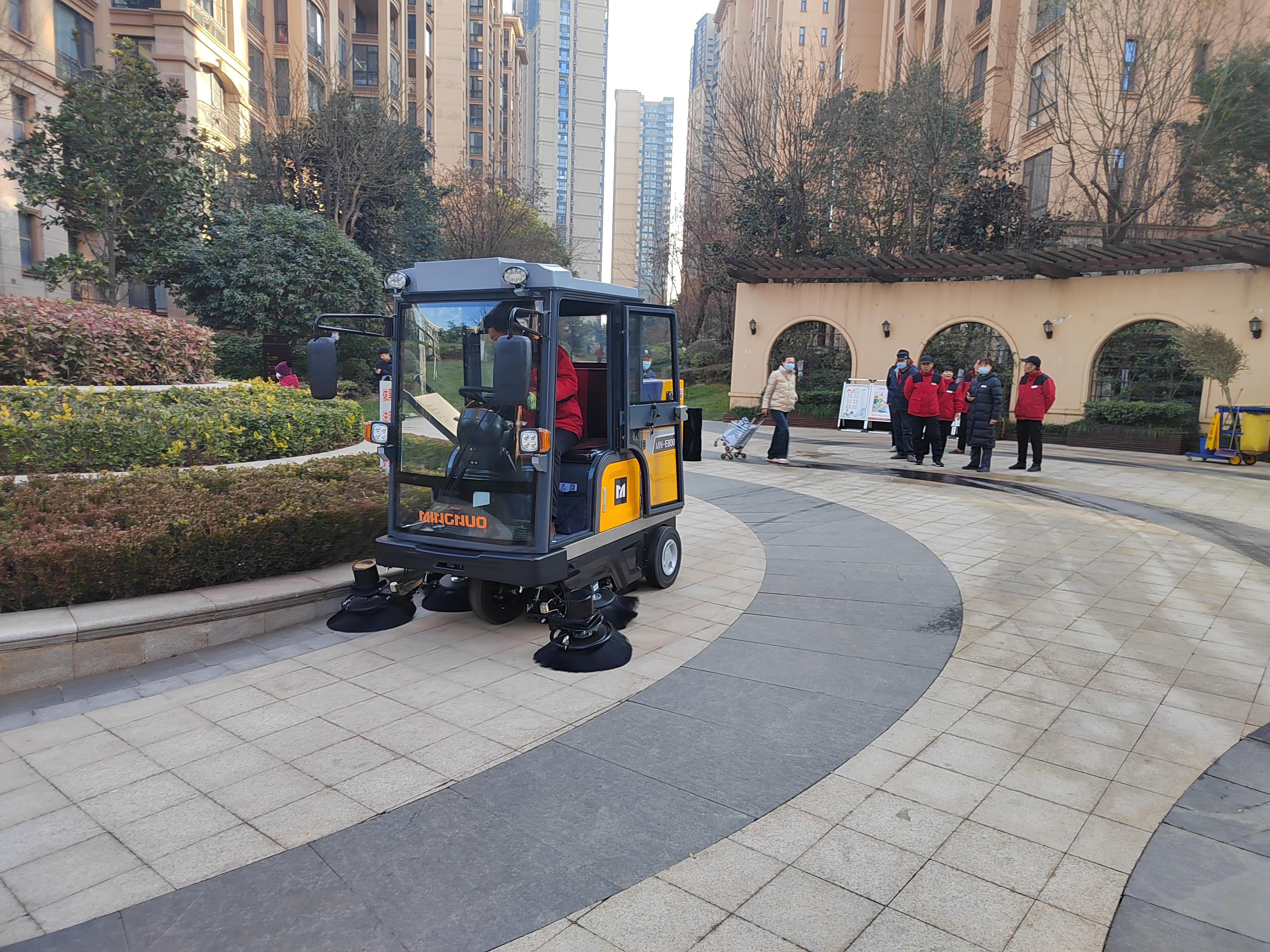 小區(qū)路面清潔用明諾掃地