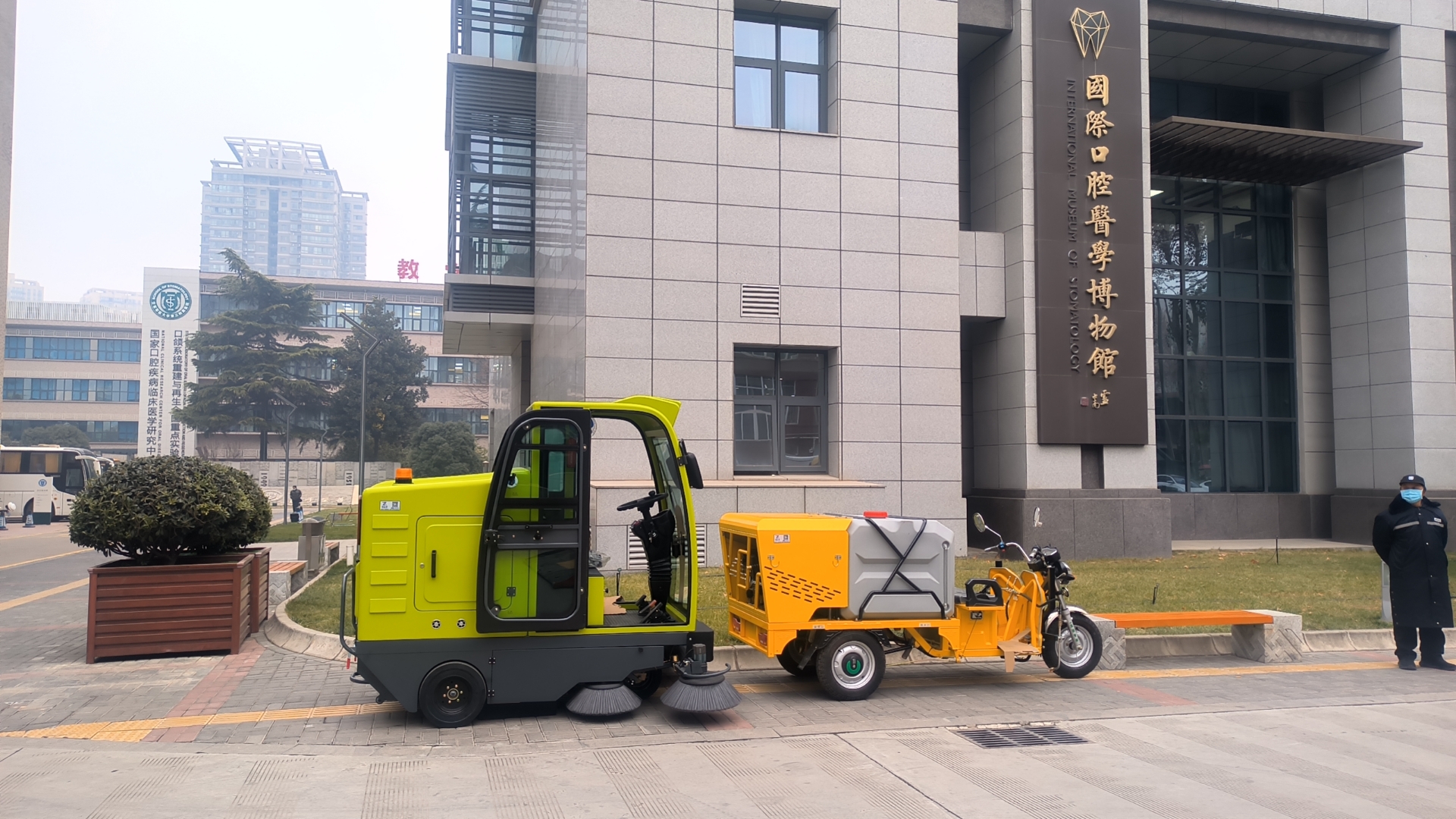 醫(yī)院外圍地面清潔用掃地