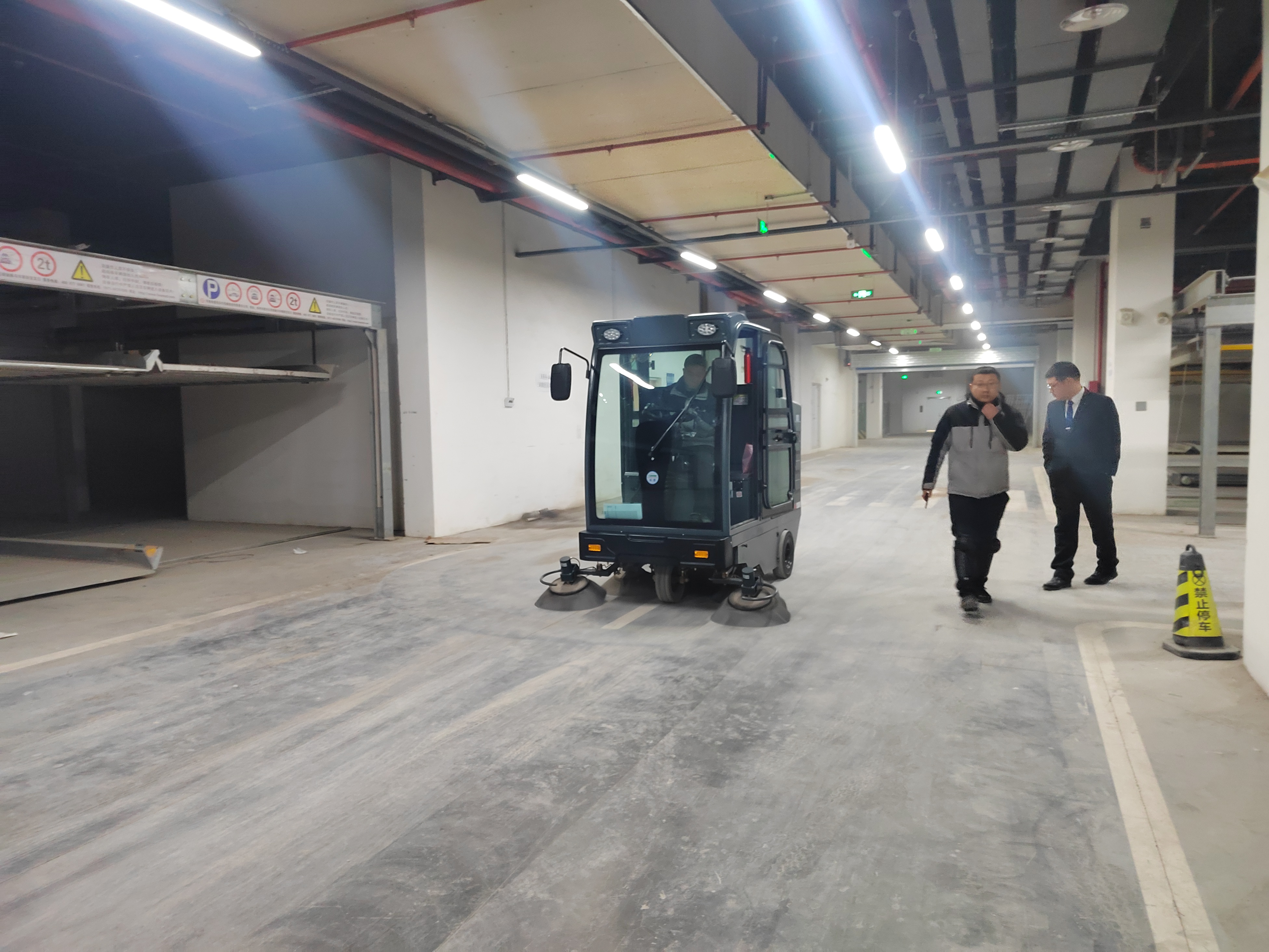 地下車(chē)庫(kù)用駕駛式掃地機(jī)