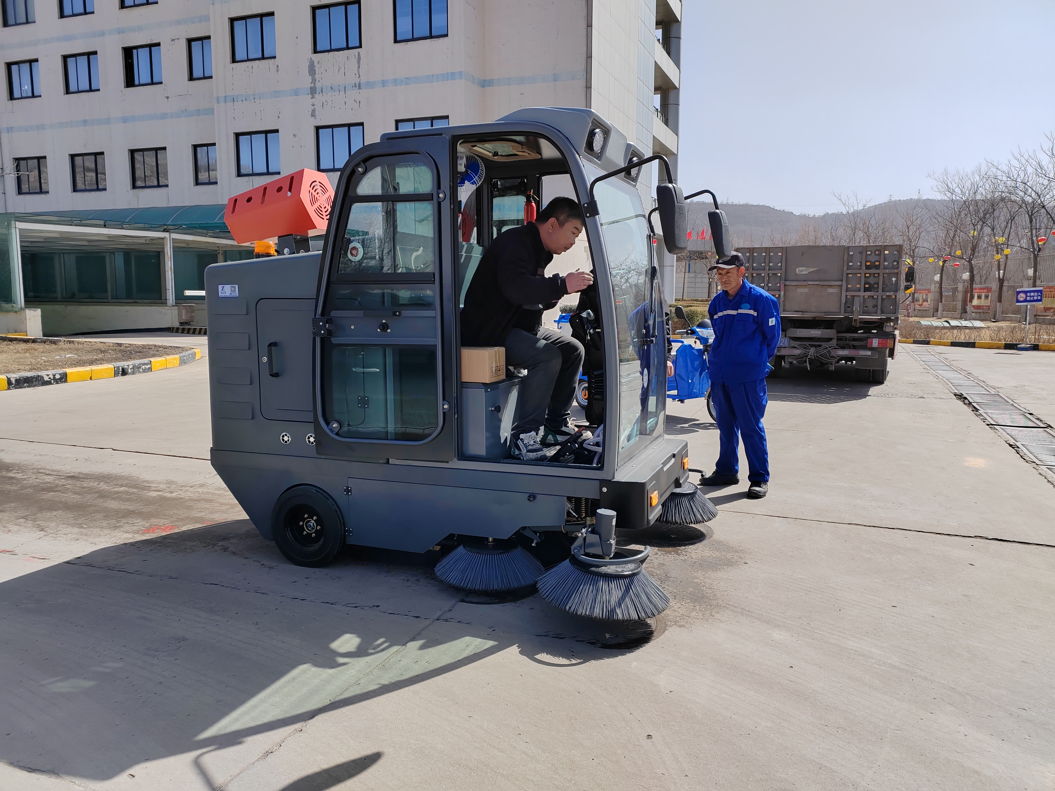 工廠(chǎng)用霧炮電動(dòng)掃地車(chē)