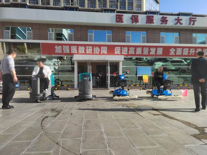醫(yī)院用洗地機(jī)+塵推車(chē)